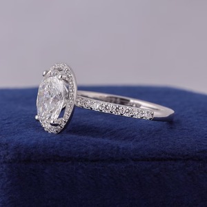 Bague de fiançailles ovale en diamant de laboratoire certifié IGI, halo de diamants, 0,3 carat, clarté VS1, or jaune 14 carats, bijoux élégants et durables - Product Image 4