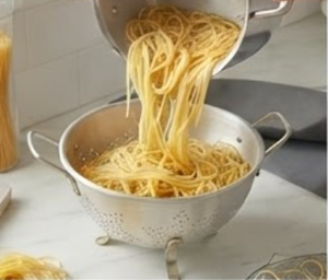 Passoire en acier inoxydable avec poignées et support, passoire de cuisine durable pour fruits et légumes, ustensiles de cuisine élégants et essentiels - Product Image 2