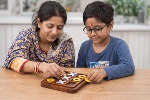Jeu de Tic Tac Toe en bois avec des pions blancs X et jaunes O, design minimaliste pour enfants et adultes - Product Image 5