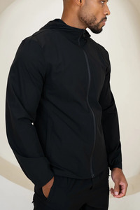 Veste de sport coupe-vent légère et écologique pour homme, coupe classique, noire unie, avec fermeture éclair intégrale et poches latérales - Product Image 2