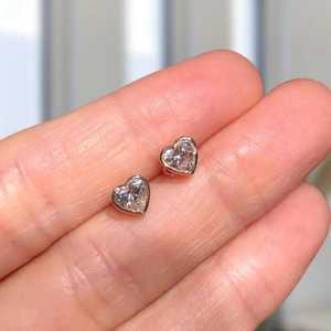 Pendientes de plata de ley 925 con moissanita talla corazón, VVS, engaste de bisel, cierre de rosca, para mujer, regalo - Product Image 4
