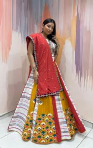 Ensemble traditionnel ethnique pour femmes, élégant Chaniya Choli en coton tissé à la main avec dupatta orné de miroirs - Product Image 2