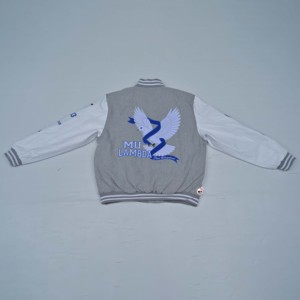 Chaqueta Universitaria Personalizada al por Mayor para Mujer, Gris, Cuerpo de Lana, Mangas de Cuero Blanco, Parches Bordados, Estilo Bomber - Product Image 3