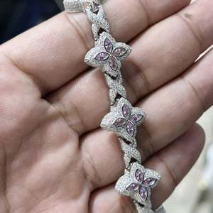 กำไลข้อมือ RB Gems รูปดอกโคลเวอร์สีน้ำเงินประดับเพชรโมอิสซาไนต์ทรงบริลเลียนท์ สำหรับทุกเพศ  ทำจากเงินแท้ 925  แบบเชื่อมต่อ  สไตล์ฮิปฮอป  เคลือบโรเดียม - Product Image 6