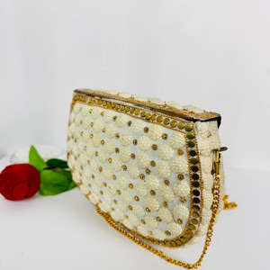 Pochette à perles blanches faite à la main pour femmes de style antique ethnique moderne plaqué or chaîne dorée sculpture polie sac à bandoulière - Product Image 6