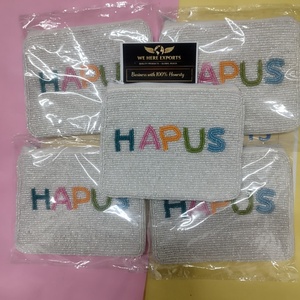 Pochette en tissu perlé HAPUS avec texte brodé, fermeture éclair argentée, porte-monnaie fait main avec lettres perlées, chaîne en polyester - Product Image 1