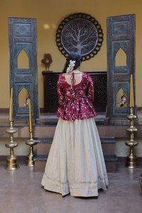 Nouveautés : Ensemble haut et lehenga élégant pour mariage et fêtes, en soie douce, tenue de mariage de créateur. - Product Image 4
