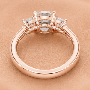 Anillo de Compromiso con Diamante Cultivado en Laboratorio, Corte Baguette Trillion, Oro Rosa, Tres Piedras, Claridad VVS1-VVS2, Certificado IGI, Lujoso - Product Image 2