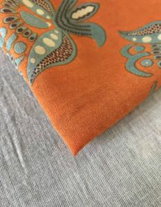 ผ้าฝ้ายพิมพ์ลายด้วยมือ – พื้นสีส้มสดใส พิมพ์ลายดอกไม้สีฟ้าอมเขียว ลายพิมพ์แบบดั้งเดิมของอินเดีย - Product Image 3