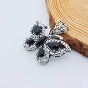 Elegante colgante de mariposa de ónix con detalles plateados - Product Image 1