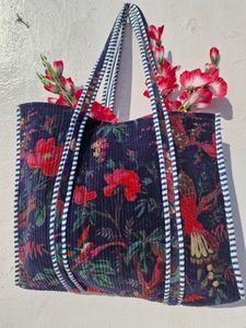 Sac fourre-tout matelassé réversible en velours avec imprimé oiseaux – Sac à bandoulière XL matelassé pour femme – Logo personnalisé – Sac de voyage et de shopping tendance - Product Image 4