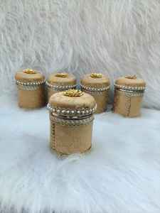 Boîte à laddu en tissu Banarasi avec travail Gota |   Boîte de cadeaux et de fruits secs pour mariage, Haldi, Mehendi, Sangeet, Nikah |   Boîte Shagun - Product Image 2