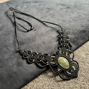 Collier en macramé fait main avec pendentif perle d'eau douce, motif papillon taille émeraude, cordon noir réglable, HARI OM CREATIONS - Product Image 1