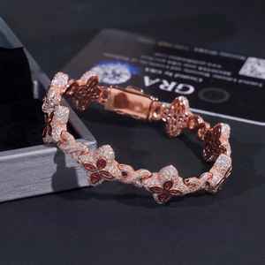 กำไลข้อมือรูปใบโคลเวอร์ประดับเพชรโมอิสซาไนต์ ชุบทองบนเงินสเตอร์ลิง ดีไซน์แบบฮิปฮอป ทรงกลมเจียระไนแบบบริลเลียนท์ ตัวเรือนแบบกรงเล็บ สำหรับผู้หญิง - Product Image 4