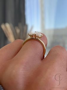 แหวนเพชรทรงลูกแพร์ Double Stone 2+1 กะรัต เพชรเลี้ยงในห้องปฏิบัติการ Toi Moi ทองคำแท้ 14K ของขวัญเซอร์ไพรส์สำหรับคนรัก - Product Image 4