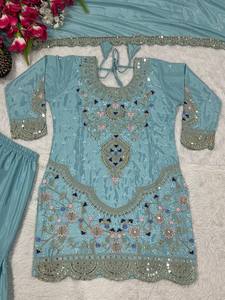 Ensemble de robe traditionnelle indienne pakistanaise bleu clair brodée pour femmes avec travail de sequins floraux, coupe régulière, longueur midi - Product Image 2
