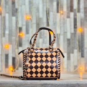 Bolso de Mano de Cuero con Diseño de Tablero de Ajedrez, Estilo Casual de Lujo, con Asa Superior y Cierre de Cremallera, Bolso Tipo Duffel Marrón Premium, Gran Capacidad, Ligero - Product Image 2