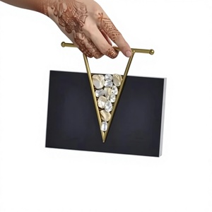 Bolso de Mano de Resina Moderno para Mujer con Acabado Brillante y Correa de Cadena Desmontable para Uso Nocturno - Product Image 1