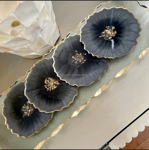 Bandeja de Servir Negra Ecológica Hecha a Mano, Diseño Rectangular Único de Resina, Asas de Madera Pulida, Artesanía Decorativa para el Hogar - Product Image 6