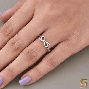 Anillo delicado de oro blanco de 10K con nudo de lazo, anillo minimalista con pavé de moissanita, anillo apilable de promesa para uso diario - Product Image 1