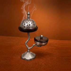 Brûleur d'encens artisanal de style branche avec dôme en argent perforé, plateforme en bois et bol recouvert assorti pour la diffusion de parfum - Product Image 1