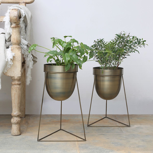 <b>Brushed</b> metal u shaped flower pots with triangular <b>wire</b> stands, metal indoor planters, available at wholesale prices. - Product Image 1