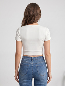 Haut court brodé pour femme avec découpe en forme de cœur, col rond, coupe ajustée, personnalisable avec logo OEM, fabrication DTG pour boutiques de mode - Product Image 2