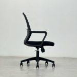 Chaise de bureau pivotante noire en maille, réglable en hauteur, avec accoudoirs et base roulante, idéale pour la maison, le bureau ou les visiteurs - Product Image 4
