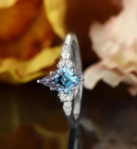 Bague de fiançailles en argent sterling 925 plaqué or avec alexandrite taille cerf-volant, pierre précieuse à changement de couleur, bijou de mariage unique, cadeau pour elle - Product Image 2
