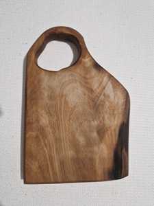 Planche à découper en noyer 2026 avec incrustation de résine unique, faite à la main, en bois massif, pour servir fromages et en-cas - Product Image 3