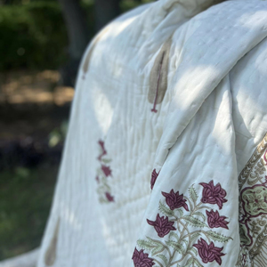 Edredón de Diseño en Color Blanco con Pequeños Diseños de Flores Rojas, 100% Algodón, Hecho a Mano, Estilo Boho Jaipuri Rajai, Cubrecama Doble - Product Image 6