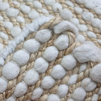 Tapis tufté en laine bleue moderne fait main avec envers en latex, texture douce, rayures et pompons pour salon, chambre et décoration intérieure