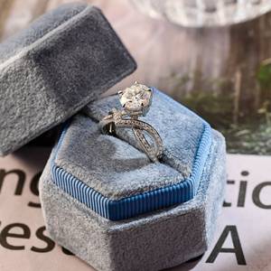 Bague de fiançailles unisexe de luxe en or massif 14 carats, sertie d'un diamant de laboratoire taille brillant de haute qualité, certifiée IGI, avec bande croisée et design exclusif - Product Image 4