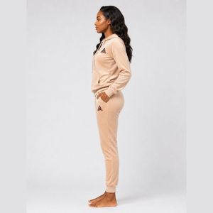 Survêtement en velours de luxe pour femme, doté d'un tissu léger, d'une sensation chaude et d'un ajustement confortable, idéal pour les tenues décontractées, la vente au détail et les commandes en gros. - Product Image 6