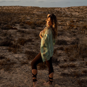 Poncho Boho con Flecos en Estilo Tejido Tribal, Camisa Ligera para Festivales y Playa, Ideal para Conjuntos Bohemios de Verano - Product Image 1
