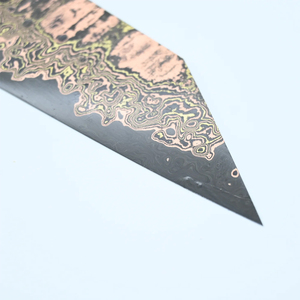 Cuchillo utilitario de cobre damasco hecho a mano por un diseñador, con agarre equilibrado para cortar en la cocina y preparar alimentos a diario. - Product Image 3
