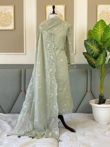 Ensemble de vêtements Banarasi trois pièces avec tissu tissé élégant, comprenant un haut, un bas et un dupatta, idéal pour les occasions festives. - Product Image 2