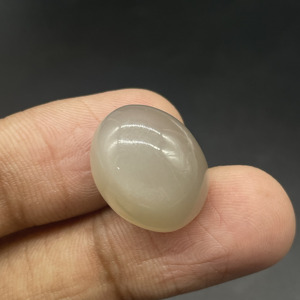 มูนสโตนสีเทาธรรมชาติทรงรีแบบคาโบชอง โดย HAYAAT GEMS (ราชสถาน) สำหรับทำเครื่องประดับ (17.6x14.2x10 มม. 18.35 กะรัต) - Product Image 5
