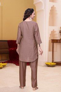 ÚLTIMO MODELO DE CONJUNTO COORDINADO SALWAR KAMEEZ DE SEDA CON MÚLTIPLE BORDADO, ROPA FORMAL COLOR MARRÓN, PRECIO AL POR MAYOR, PRENDAS ÉTNICAS PARA FIESTAS - Product Image 5