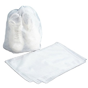 Sacs d'emballage non tissés recyclables avec cordon de serrage, scellage thermique et impression offset pour chaussures et textiles - Product Image 1