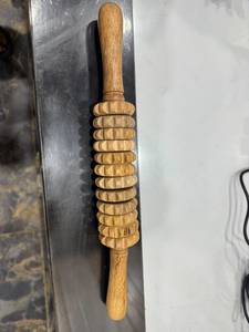 Masseur à rouleaux en bois naturel, outil de massage Gua Sha pour le dos, relaxant musculaire corporel, artisanat en bois fait main d'Inde - Product Image 3