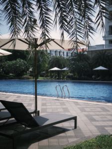 Chaise longue d'extérieur moderne en rotin tressé à la main avec table d'appoint et coussins pour piscine, plage, jardin - Product Image 3