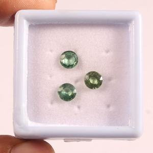 พลอยธรรมชาติอัมนา เจมส์ รับรองโดยผู้เชี่ยวชาญ  เพอริดอทด์สีเขียวอ่อนทรงสี่เหลี่ยมเจียระไนแบบโรสคัท ขนาดเล็ก สำหรับทำเครื่องประดับ พลอยเม็ดเดี่ยว - Product Image 2