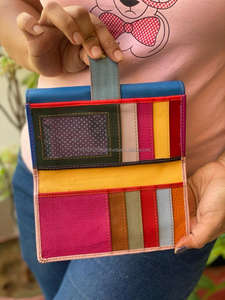 Bolso de mano colorido hecho a mano de cuero, cartera de mano de Piel reciclada - Product Image 3