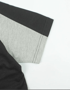 Camiseta Negra de Manga Raglán para Hombre con Ribete en Contraste Gris, Cuello Redondo, Corte Regular Informal, Diseño de Color Sólido en Algodón Tejido - Product Image 3