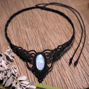 Collier ras du cou en macramé noir avec pierre de lune arc-en-ciel faite à la main, bijoux bohèmes en cristal de guérison, réglable pour femme, cadeau - Product Image 1