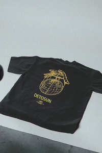 เสื้อยืดแขนสั้นสีเทาเข้มสำหรับผู้ชาย ผ้าฝ้าย พิมพ์ลายโลโก้ด้านหน้า ทรงปกติ สวมใส่สบาย คอกลม ผ้าเจอร์ซีย์ จากผู้ผลิต - Product Image 1