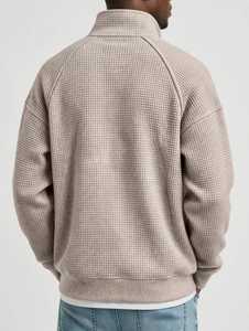 เสื้อสเวตเชิ้ตผู้ชายสีเบจ ผ้าฟลีซหนานุ่ม แขนยาวแบบแร็กแลน มีซิป ¼ ตัว  สำหรับฤดูหนาว สวมใส่สบายๆ - Product Image 2