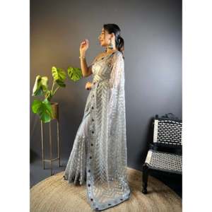 Sari en mousseline de soie de créateur avec broderie et travail de fils métallisés - Product Image 3