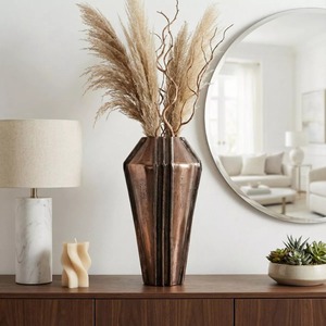 Vase de table en bronze moderne effet métal liquide avec texture côtelée, fait main, support décoratif pour fleurs, idéal pour centre de table de mariage - Product Image 6